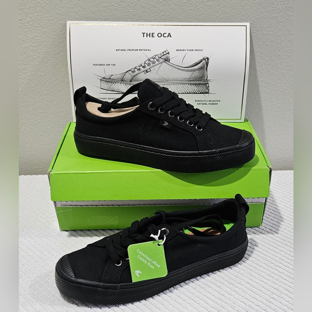 Cariuma Oca Classic Sneakers in Black